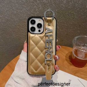 デザイナー2024デザイナー女性電話ケースリストバンドケースiPhone 15 Pro Max 14 13 12 11 Pro Max XS Max 14 Plus 15 Plus Luxury Leather Mobile Cover 241223