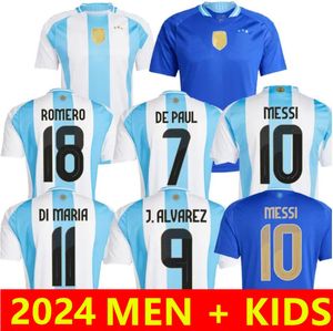 Yeni 2024 2025 Argentinas Futbol Formaları Hayranları Oyuncu Versiyonu Messis Mac Allister Dybala di Maria Martinez de Paul Maradona Erkekler ve Çocuk Futbol Gömlek Evde Jersey