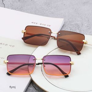 2 PCS Fashion Luxury Designer 2023 Solglasögon för kvinnor med stora lådor avancerade solglasögon Plain Face Tools Korean version Trendigt litet ansikte och smalt utseende