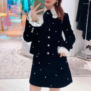 Arbetsklänningar Rhinestone Doll Collar Single Breasted Black Velvet Coats Jacket Bow mini kjol Set 2024 Koreanska modekläder