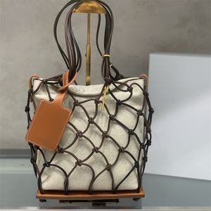 Дизайнерская модная портативная пляжная сумка с золотым металлическим логотипом, женские плетеные сумки из рыболовной сети, высококачественные кожаные простые и универсальные роскошные портативные сумки на плечо
