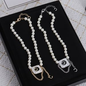 Girocolli di collane di perle di nuova moda per collana di lettere da donna Collana di design Collana di gioielli con catena regalo