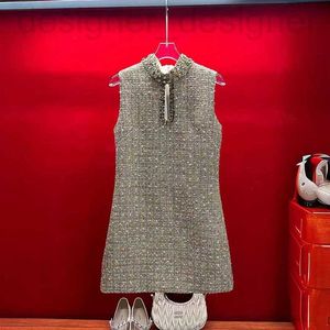 Grundläggande avslappnade klänningar Designer Märke MIU -stil grov tweed, glänsande siden ärmlös västkjol, handgjorda pärlor och diamant inlagda, sociala temperamentklänning