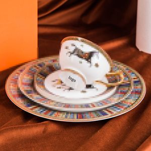 Set di piatti di design Tavolo di lusso per hotel in quattro pezzi Stoviglie in ceramica Bone China di fascia alta Set di piatti in ceramica Club a cinque stelle 1-6