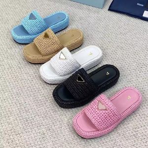 Kvinna designer toffel för man sandaler glida hem sommar hemsko loafers triangel halm virkning platt klack plattformar toffel mule raffia tyg män strand skjutreglage