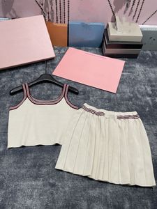 女性の2ピースパンツデザイナーMI23初秋の甘いクールな刺繍文字カラーブロックスモールハイネックタンクトップ+ショートスカートスリムフィットニットセット