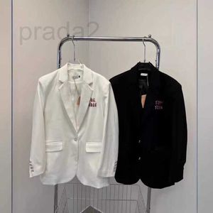 Kvinnors kostymer blazers designer 2024 vår/sommar tung industri bokstav varm rullad diamantkrok blommor kappa kvinnors lös designkänsla kostym kort ärm t trendig