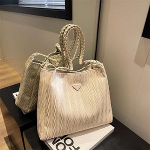 Shoulder Bag Designers Sell Unisex Bags From Popular Brands High Large Bag Womens with Texture Leaf
