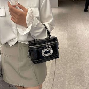 Designer lyxiga mode axelväskor koreansk version av fashionabla och eleganta kvinnors handväska 2023 Ny bärbar blyertsväska