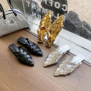 Chinelos Moda Runway Sandálias de Ouro Mulheres Flats Slides Vintage Cross Woven Pointed Toe Senhoras Mules Sapatos Preto Prata