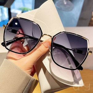Projektanci okulary przeciwsłoneczne luksusowe okulary przeciwsłoneczne moda jazda plastikowa złota kobiet