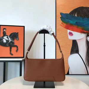 New shoulder bag series has a simple and stylish cowhide line for the underarm foreskin layer The iconic metal logo on the shoulder strap is adjustable SIZE 28*5*14cm