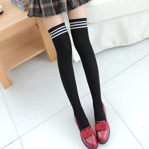 Kadın SOCKS 2024 Seksi Siyah Beyaz Çizgili Uzun Japon Lolita Diz Yüksek Uyluk Çoraplar Üzerinde