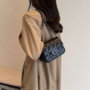 Designer Borse a tracolla moda di lusso Borsa da donna a catena Borsa piccola quadrata in filo coreano Lingge ricamato Piccolo vento profumato PU Borsa a tracolla singola