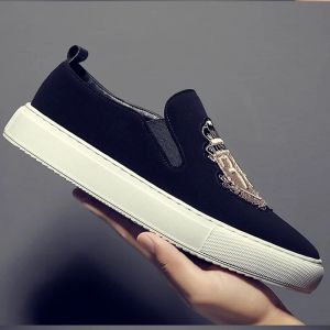 Stövlar 2022 Spring Autumn New Men Leather Casual Shoes Man Slipon Luxury Brodery Suede Leather Flat Skate Shoes Trend Loafers