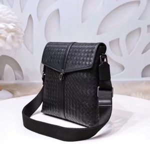Men's Messenger Bag Original Quality Waxed Cow Skin Hardware Size 24*27*5cm are made The unique design style is perfect details are grand and meaningful