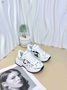 Märke barn skor brev graffiti baby sneakers storlek 26-35 designer sko box hög kvalitet pojkar flickor casual skor 24mar
