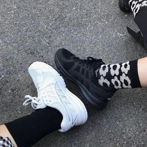 Casual skor toppkvalitet sneaker män kvinnliga designers sneakers klassiska läder snörning rand gummi sole ka0024 kausal sko