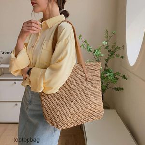 Designer Luxury Fashion Tote Bags Plånböcker Gräs Vävt stort kapacitet Temperament Tote Womens Bag 2023 Thai Fashion Vacation Beach Bag Single Shoulder Womens Bag