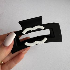 Boutique Channel Barrettes Designer Womens Women Hairpin Brand Classic Versatile Leisure Hair Clips Spring Fashion Black Shark Hairpin Hair Clips