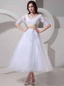 Abiti da sposa lunghezza tè con mezze maniche scollo a V 1/2 manica Applicazioni in pizzo bianco Abiti da sposa Abito a trapezio in tulle con fascia champagne