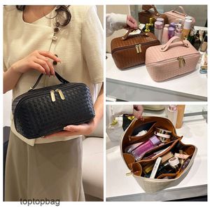 Designer Luxury fashion Shoulder bags Korean Fashion Simple Fashion Handheld Womens Bag 2023 Foreign Style Makeup Womens Bag
