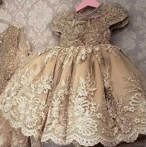Ny guld Champagne Princess Flower Girl Dress Juvel Neck Cap Seces Lace Appliques Pearls Girls Pageant Dresses Party First Communion Gowns Back With Bow