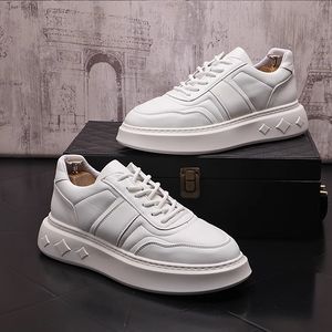 Modaya ayakkabılar yeni tahta ayakkabıları çok yönlü küçük beyaz ayakkabılar erkekler Kore versiyonu spor ayakkabıları moda erkek platform ayakkabıları 1H5
