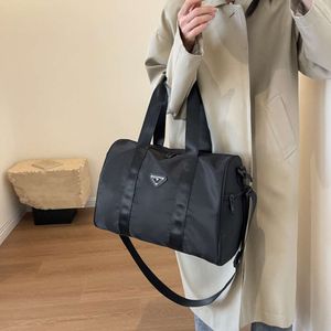 여행 가방 디자이너는 인기있는 브랜드에서 유니즌 가방을 판매합니다. 가벼운 세련된 여성 핸드백