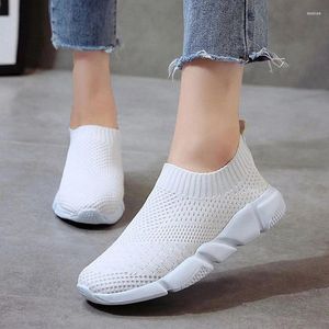 Casual skor maogu stretch tyg sneakers kvinnor vulkaniserar lägenheter kvinnlig slip på korgstrumpor vita loafers plus storlek 42 43