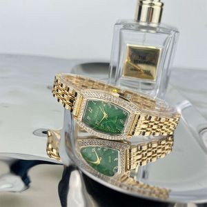 Novo relógio de quartzo feminino incrustado com diamante esmeralda em forma de barril, relógio digital de moda popular