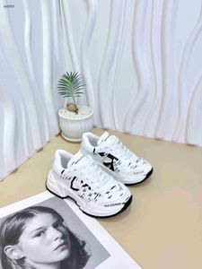 Mode barn skor brev graffiti baby sneakers storlek 26-35 designer sko box hög kvalitet pojkar flickor casual skor 24mar