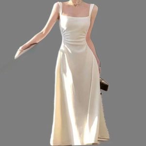 2024 년 여름 여성의 흰색, 날씬한 허리가있는 새로운 스타일과 틈새 시장입니다. 프랑스 서스펜더 드레스