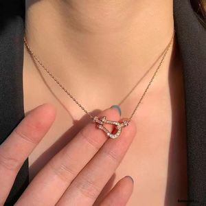 U Shape Horseshoe Pendant Necklacenew Designer Classic Womens Necklaces Collarbone Chaingold 도금 및 2024