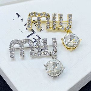 High-end exquisite flash diamond MUI letter creative brooch for women, anti-exposure, versatile pin buckle clothing accessories