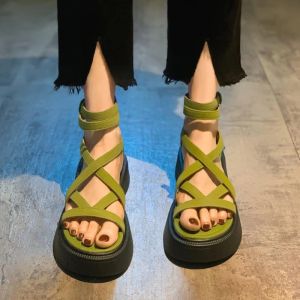 Sandalet 2023 Yeni Yaz Ayakkabıları Açık Ayak Tip Kalın Sole Sandalet Konforlu ve Sıradan Roma Sandalet PU Düz Renk Yüksek tabanlı kadın ayakkabıları