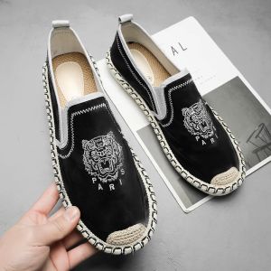 Skor 2022 Nya män Casual Loafers broderade tigerskor Klassiska svarta platta män Skor Letter Printing Slip On Footwear Male Plimsolls