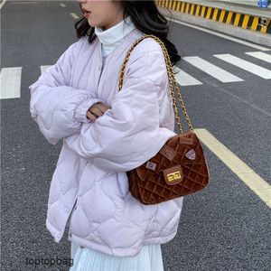 Designer Luxury Fashion Shoulder Bags New Golden Velvet Bear Emblem Fashion Womens Bag 2023 Everyday One Shoulder Crossbody Lock Buckle Bag