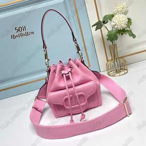 Hochwertige Designer-Beuteltasche LOCO aus Kalbsleder. Abnehmbarer Schultergurt mit Kordelzug zum Öffnen und Schließen. Modische Damen-Einkaufstasche in Rosa. Tasche mit Kordelzug