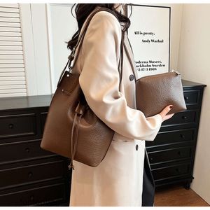 Designer Luxury Fashion Cross Body Bagsnew Simple and Fashionable Bucket Casual Womens Bag 2023 Versatile and Elegant Single Shoulder Crossbody Womens Bag for FEMA