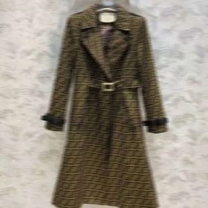 Trench da donna da cocktail party Designer di lusso da donna Oldmoneyaesthetic Giacca con stampa di lettere Cappotto con cintura allentata Trench lungo casual femminile F1007 603 118 262 884