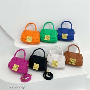 Tasarımcı lüks moda omuz çantaları fransız yeni 2023 moda kadın çantası şeker renk çok yönlü tarz bir omuz crossbody küçük kare çanta