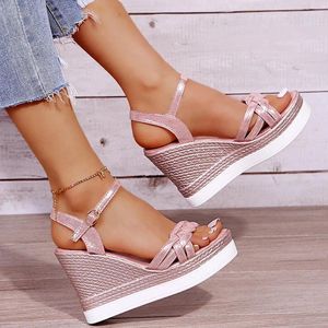 Elbise Ayakkabı Kadınlar Tıknaz Kama Peep Toe Toe Sandalet 2024 Yaz Moda Tokası Roman Stil Platformu Gladyatör Gümüş Kauçuk Yumuşak Sole