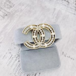 20 Stil Tasarımcı Çift Mektup Marka Geometrik Sweater Takım Takım Pin Brooche Moda UNISEX BROOCHES Düğün Partisi Jewerlry