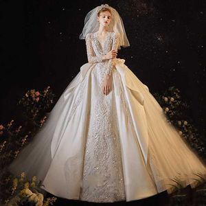 nuovo abito da sposa di lusso a maniche lunghe 2024 Perle eleganti Perline Abiti da sposa da sposa Bianco 3D Applique in pizzo floreale Scollo a V Sweep Train A Line Arabo Dubai Vestido De Noiva