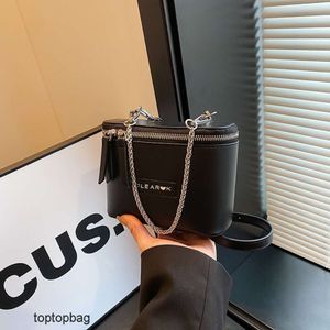 디자이너 럭셔리 패션 크로스 바디 백 스코어 버전의 Maillard Bucket Bag 2023 새로운 미니멀리스트 및 세련된 싱글 어깨 크로스 바디 작은 가방