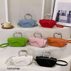 Tasarımcı Lüks Moda Omuz Çantaları Kadın Çantası 2024 Moda Preslenmiş Kabuk Elde Taşıyıcı Kadın Çanta Instagram Koreli Çok Yeri Şeker Renk Tek Omuz Crossbody W