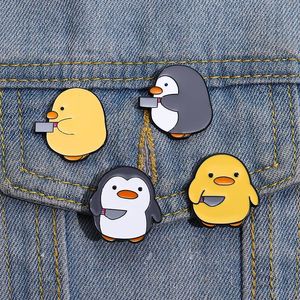 Pinguim pato faca broche bonito anime filmes jogos duro esmalte pinos coletar desenhos animados broche mochila chapéu saco colar lapela emblemas