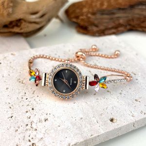 Ny fashionabla kvartsnischklocka med diamant inlagda blommor och fritt justerbart armband för kvinnors klockor