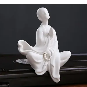 Figurki dekoracyjne białe porcelanowe ozdoby ceramiczne Buddha Statue Monk Chark Dekoracja Akcesoria do domu Preferowanie rzemieślników